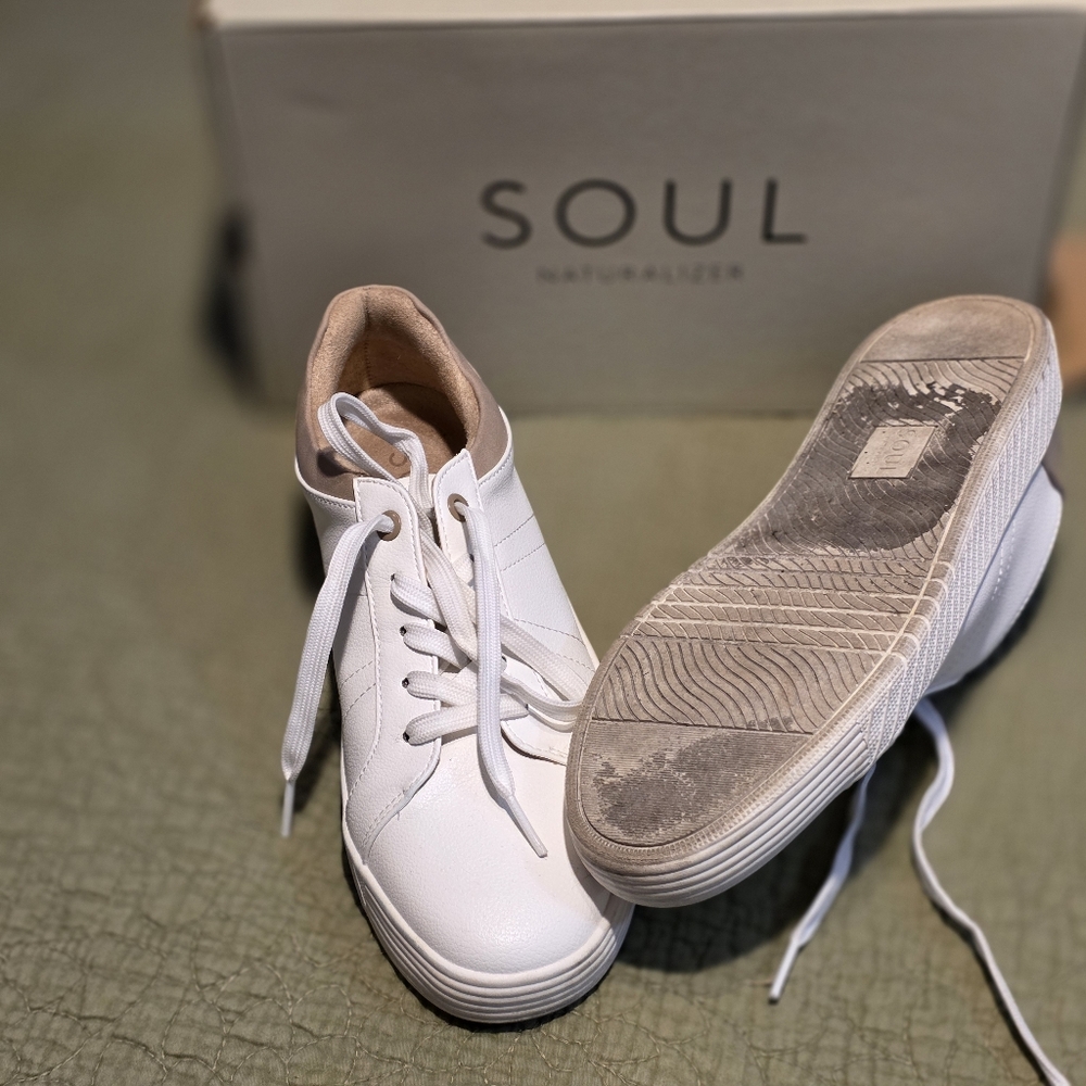 SOUL Naturalizer White and Beige Sneakers